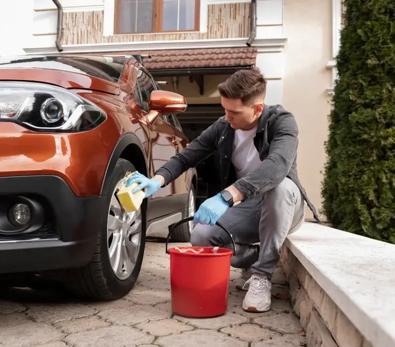 Lavage auto à domicile Le Grand-Bourg : professionnel intervenant sur un véhicule